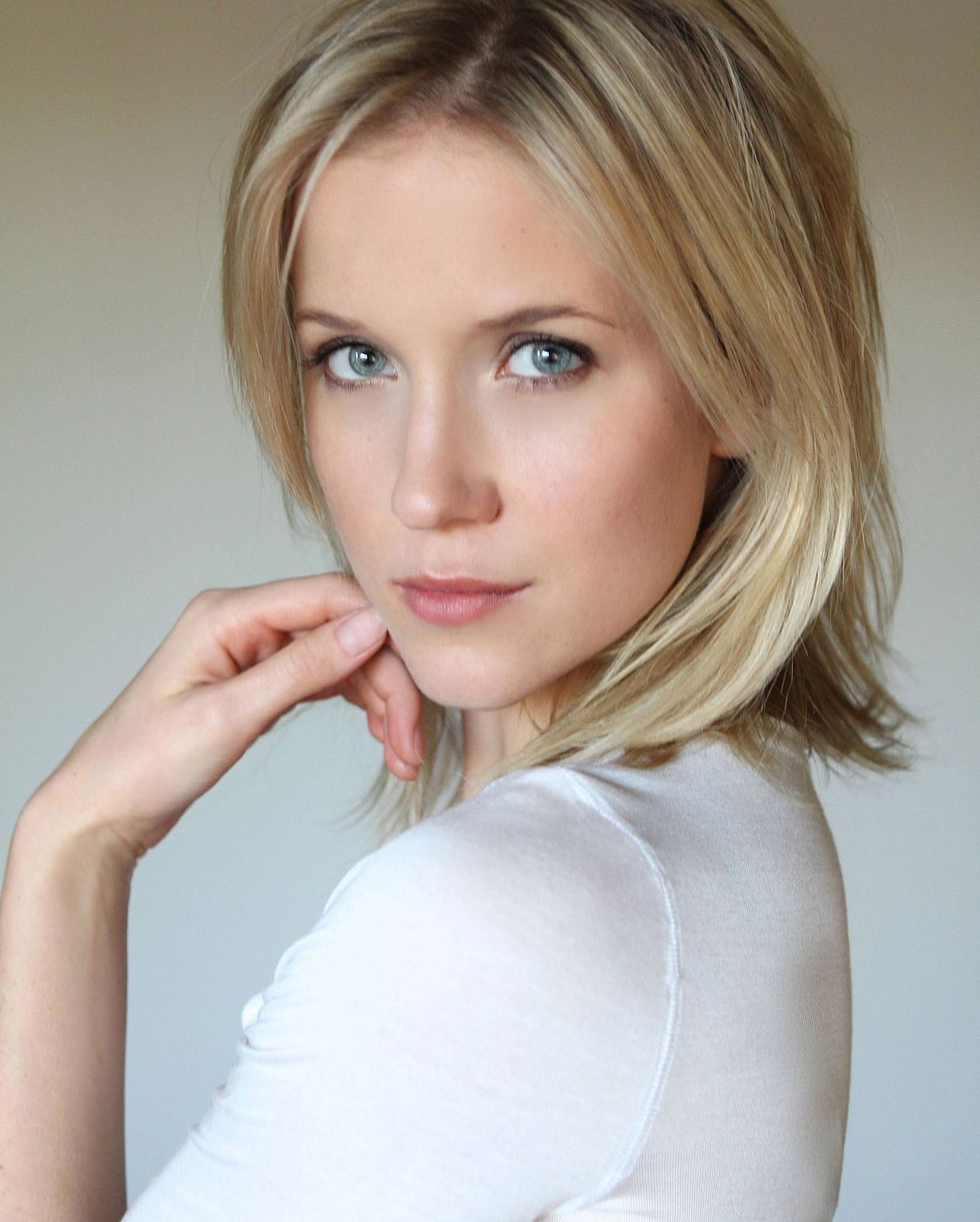 Jessy Schram Height Age Body Measurements Wiki 