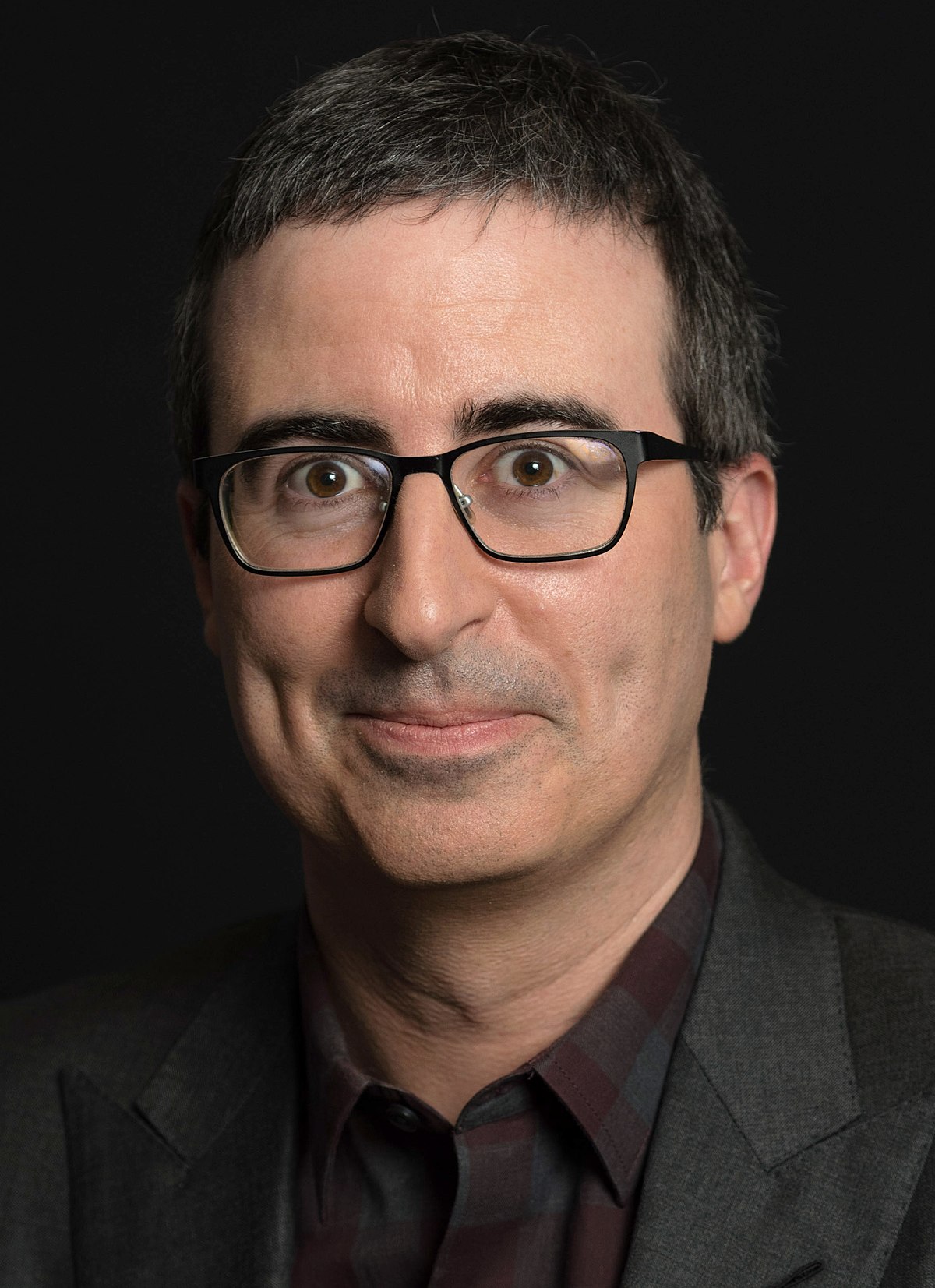 john-oliver-height-age-body-measurements-wiki